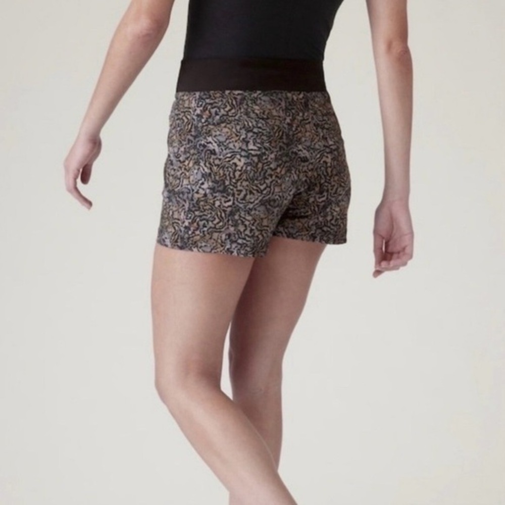 Athleta Women’s Trekkie North Mid Rise Short Black Size 8 Running Hiking Outdoor